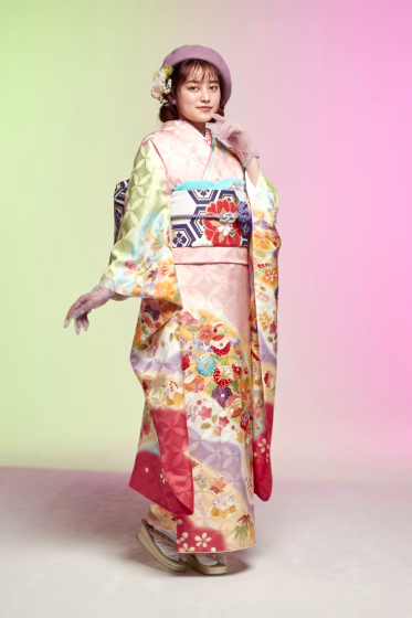 【正絹 京友禅】七宝地紋に小付けの桃山調の古典柄で、ゴージャスかつボリューム感のある一着