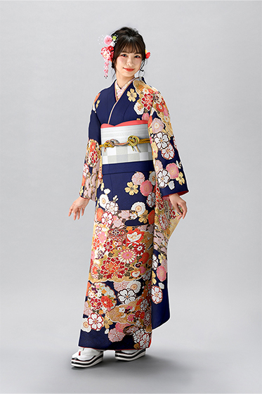 No.289 【正絹 総絞り】王道の赤色に咲き誇る花々が、愛らしい印象を 