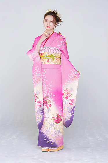 【お仕立上り/京友禅】女の子らしいピンクの地色に細やかな桜が流れる様に配された上品な一着