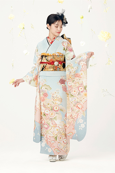 【當真あみさん着用柄】水色の振袖に桜や菊が優美に描かれ、清純さの中に贅沢さもある一着