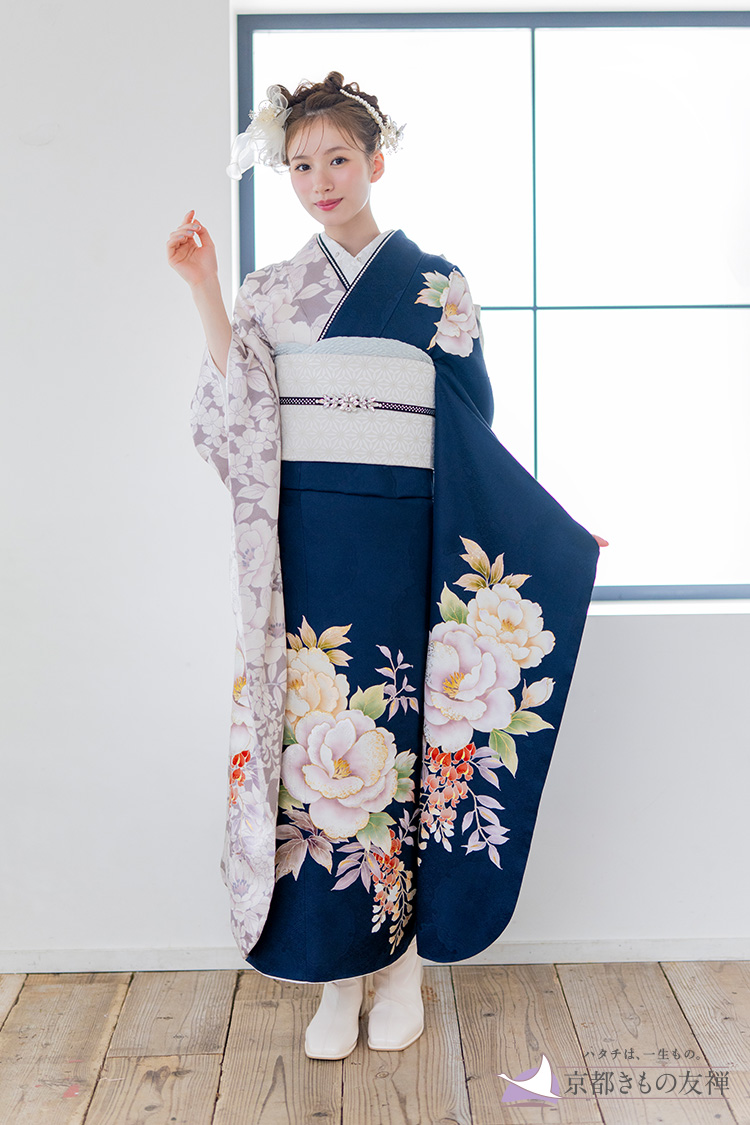 【新品/京友禅】グレージュ×紺で大人可愛く、甘さもクールさも兼ね備えた振袖 / 1枚目