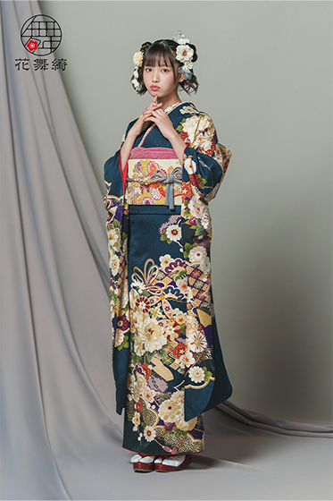 【新品/京友禅】紺地にふんわりと咲く牡丹や菊の花々が、女性らしいやわらかな印象を与える