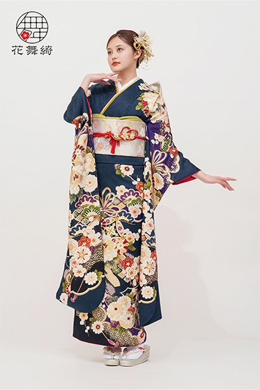 【新品/京友禅】紺地にふんわりと咲く牡丹や菊の花々が、女性らしいやわらかな印象を与える