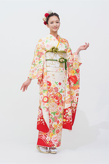 【お仕立上り/京友禅】桜・菊や牡丹など格式高い花尽くしの古典柄で、清らかで優美な印象を与える