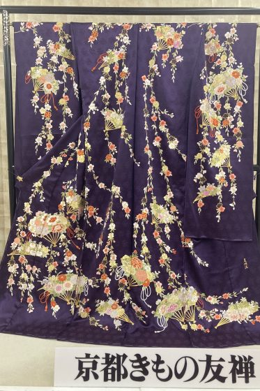 №２　尾峨佐総柄総手刺繡振袖　濃紫