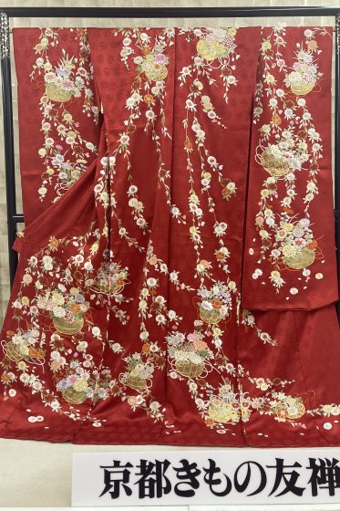 №１ー尾峨佐総柄総手刺繍振袖　赤