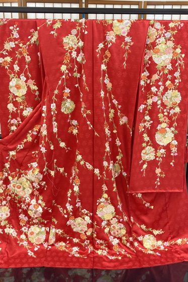正絹　手刺繍　伝統技法　振袖　赤