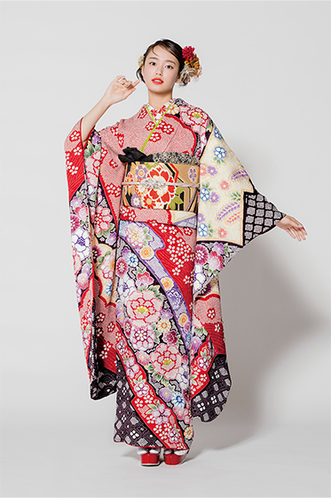 【新品/総絞り】王道の赤色に咲き誇る花々が、愛らしい印象を与える総絞り振袖