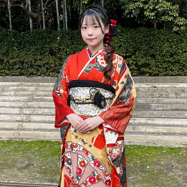母の振袖と共に似合う帯などをスタッフの方と一緒に丁寧に考えていただきました。