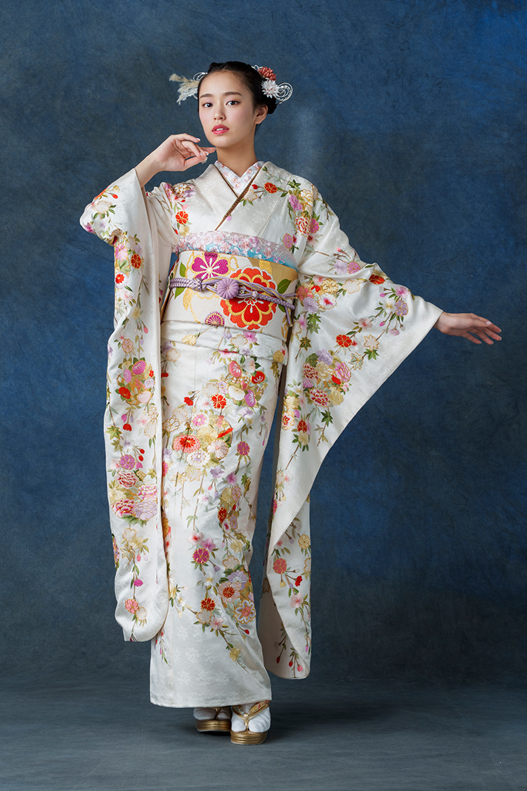 No.606370 【新品振袖/総刺繍 尾峨佐染繍】【白】白地に映える彩りの 