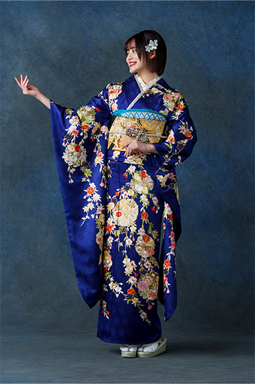 【新品/総刺繍 尾峨佐染繍】気品ある濃紺に咲き誇る花々、華やかさと大人の美しさを纏う一着
