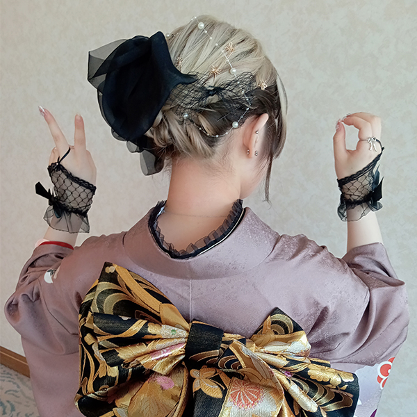 襟元の黒いレースだったり、紫の帯揚げに シックな着物に映えるゴージャスな帯、どれも素敵なセンスです。