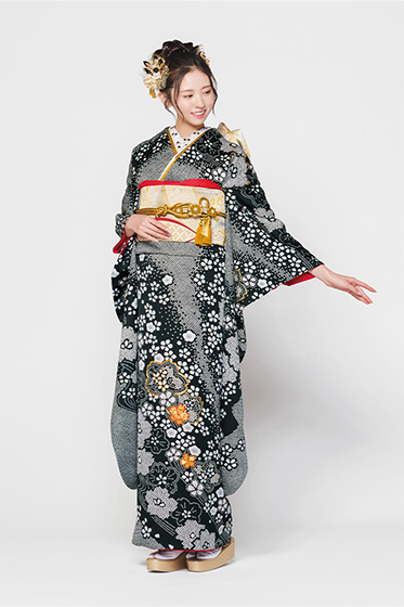 【新品/京友禅】クールな印象を与える落ち着いたブラックに金刺繍の桜柄で女性らしさもプラス