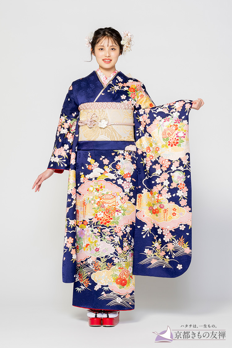 【新品振袖/京友禅】【紺】深みのある紺地に、やわらかな雲取りと満開の花々が咲き誇る、清楚で上品な王道古典スタイル / 2枚目