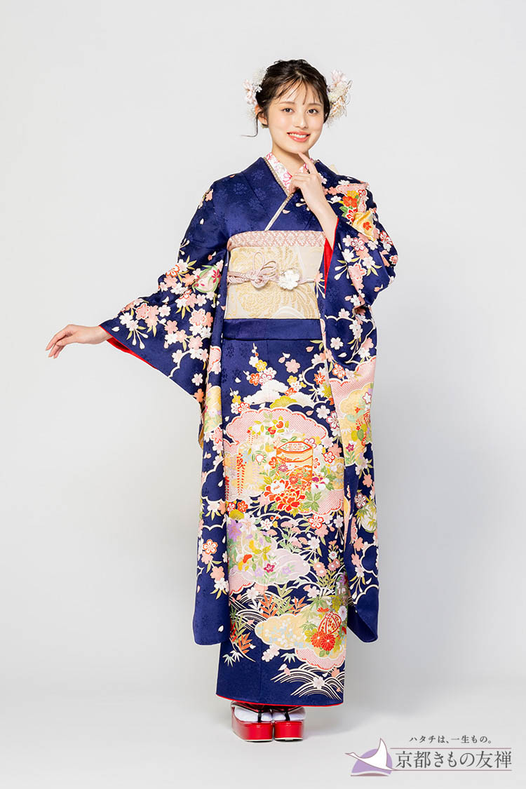【新品振袖/京友禅】【紺】深みのある紺地に、やわらかな雲取りと満開の花々が咲き誇る、清楚で上品な王道古典スタイル