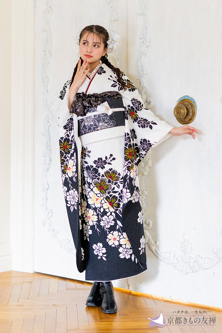 【新品振袖/京友禅】【白】洗練された白と黒のモノトーンに咲く大胆な桜柄が、クールで現代的な美しさを引き立てるモードスタイルの振袖 / 1枚目