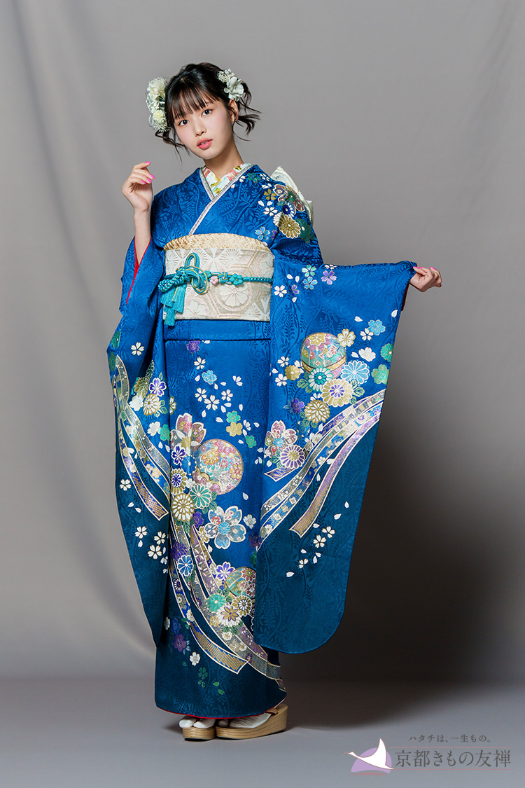 【新品振袖/金彩友禅】【青】澄んだブルー地にきらめく金彩友禅の花々と熨斗文様が美しい、気品あふれる極上スタイル / 1枚目