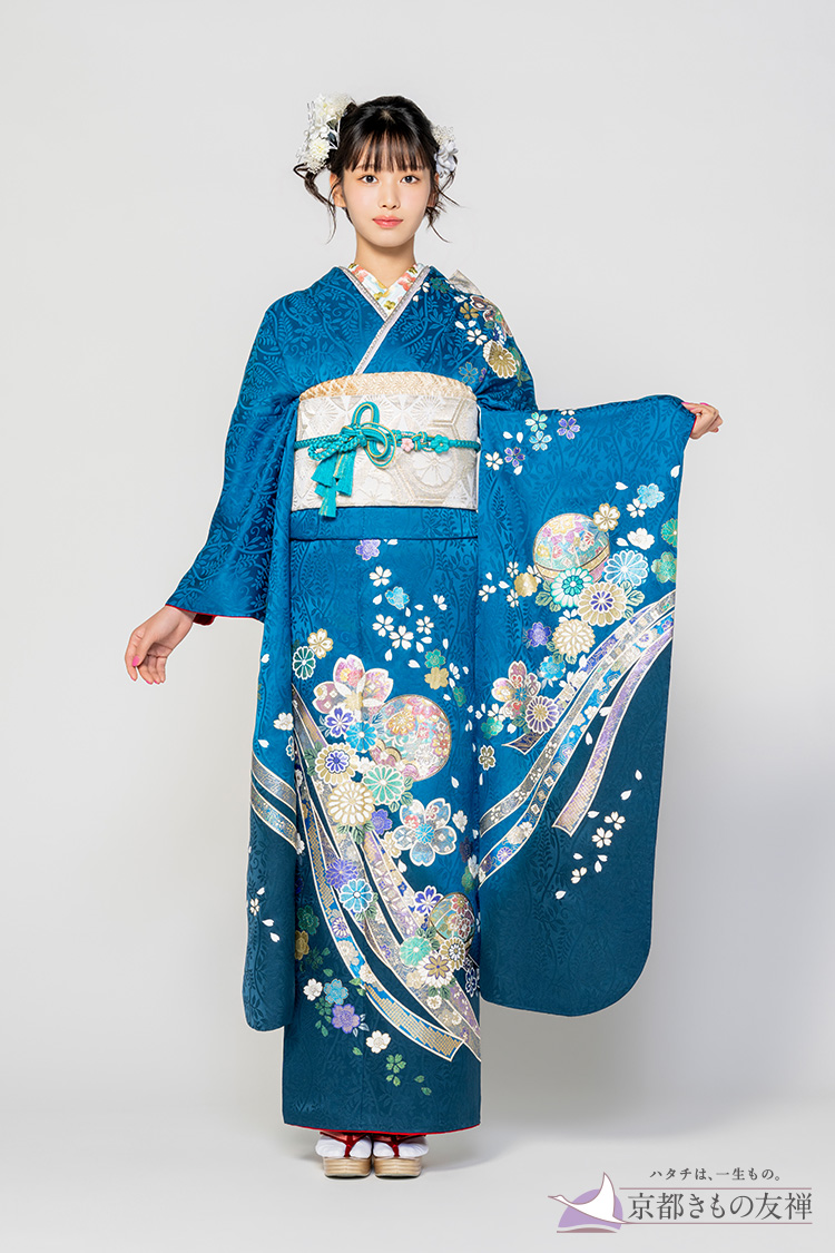 【新品振袖/金彩友禅】【青】澄んだブルー地にきらめく金彩友禅の花々と熨斗文様が美しい、気品あふれる極上スタイル / 2枚目