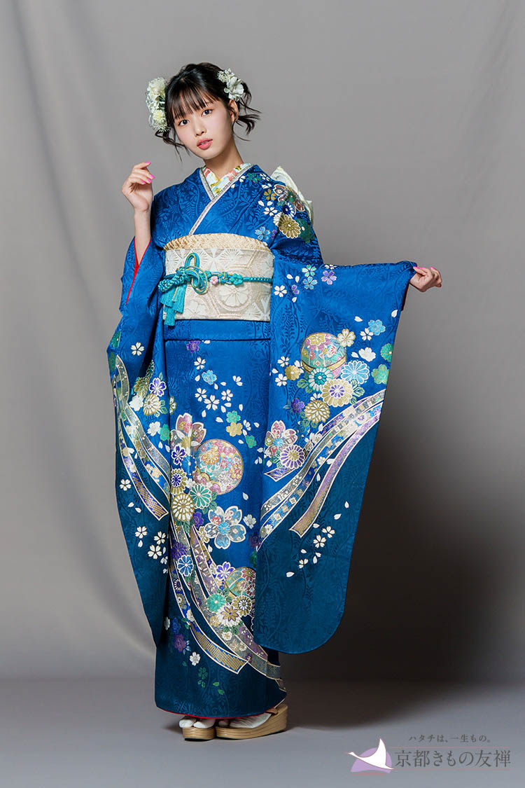 【新品振袖/金彩友禅】【青】澄んだブルー地にきらめく金彩友禅の花々と熨斗文様が美しい、気品あふれる極上スタイル