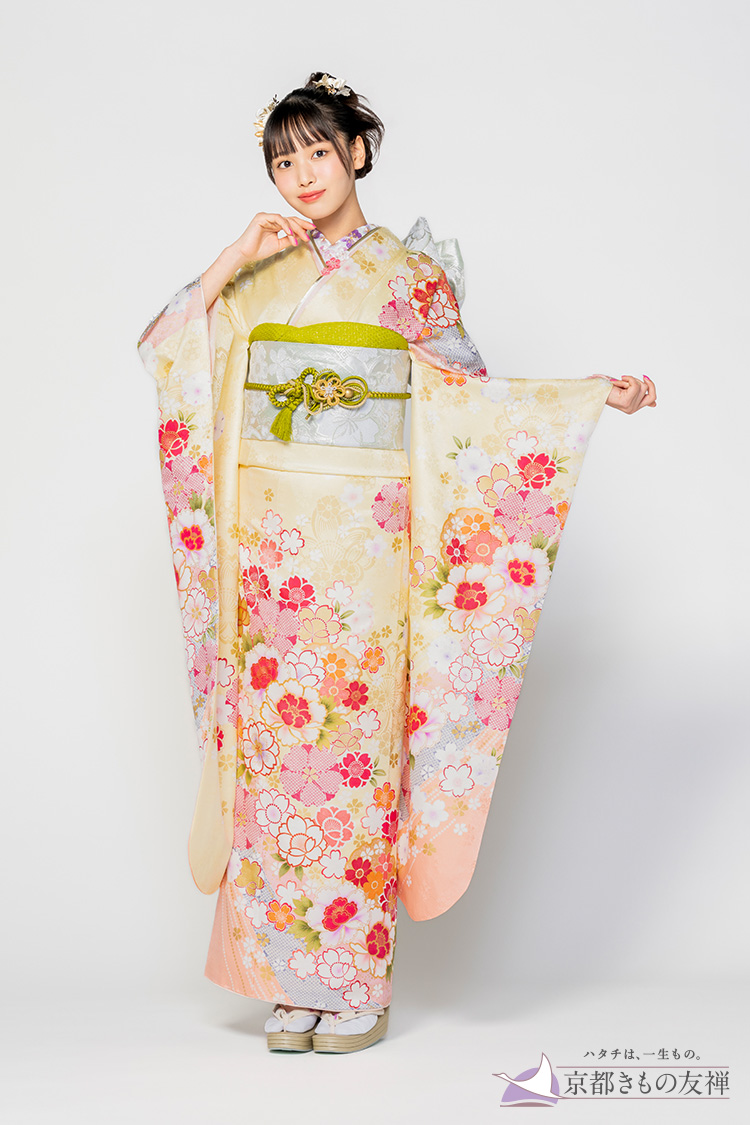【お仕立上り振袖/京友禅】【クリーム】優しげなクリーム地にピンクや赤の花々が彩る、ふんわり甘い可憐なフェミニンスタイル / 1枚目